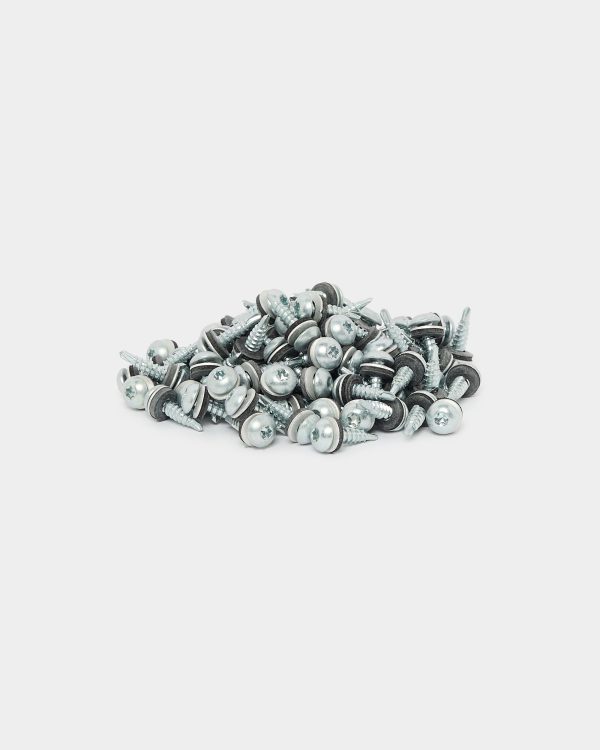 WoodUpp: stapel verzinkte WoodUpp zelftappende schroeven met ronde kop, boorpunt en geïntegreerde rubberen afdichtringen op witte achtergrond. De zilverkleurige schroeven tonen ruwe schroefdraad en metalen ringen met zwarte EPDM‑achtige dichting, geschikt voor snelle bevestiging van panelen en metalen ondergronden binnen en buiten.